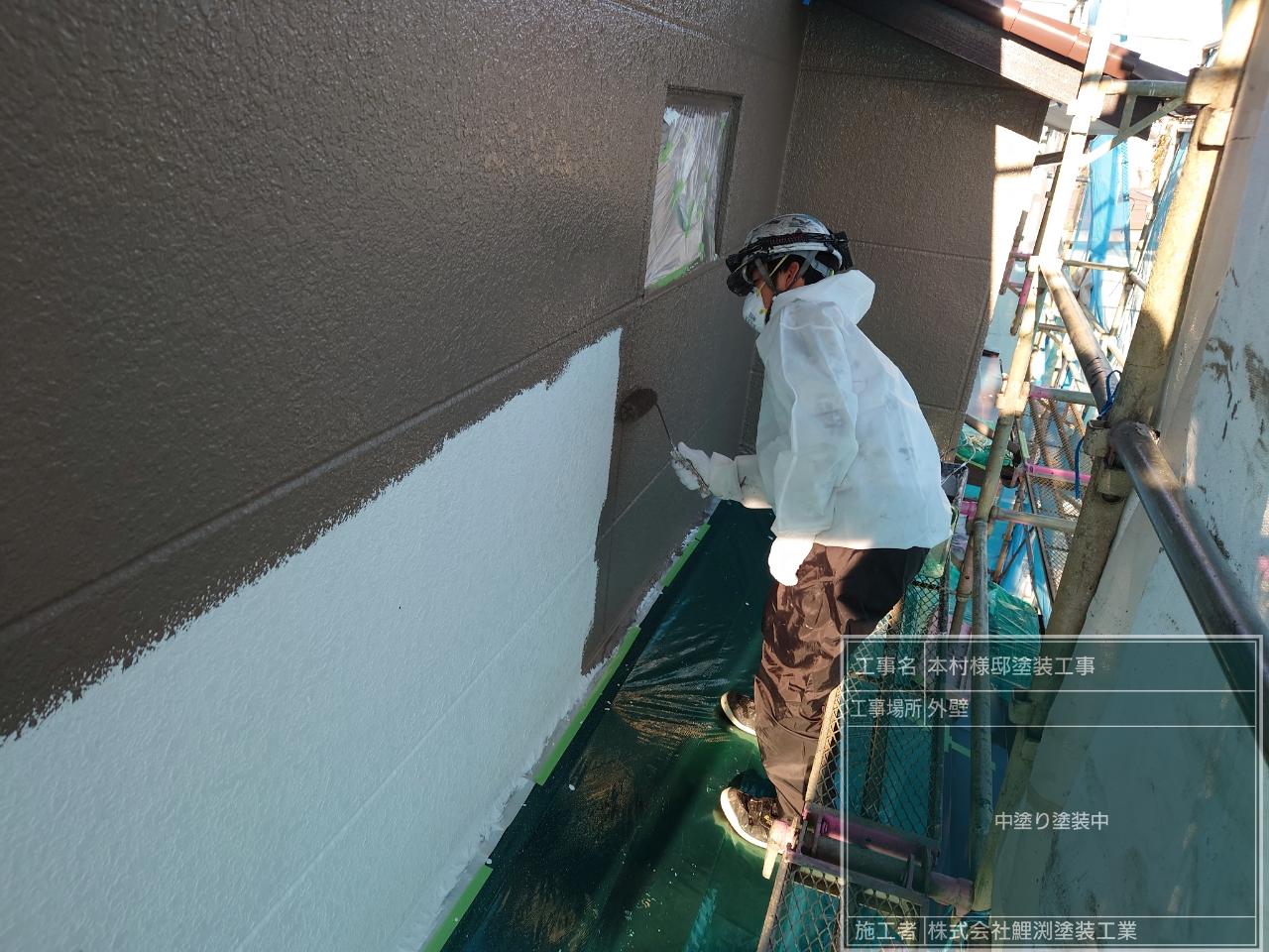 埼玉県坂戸市で外壁の中塗り塗装をしました。
