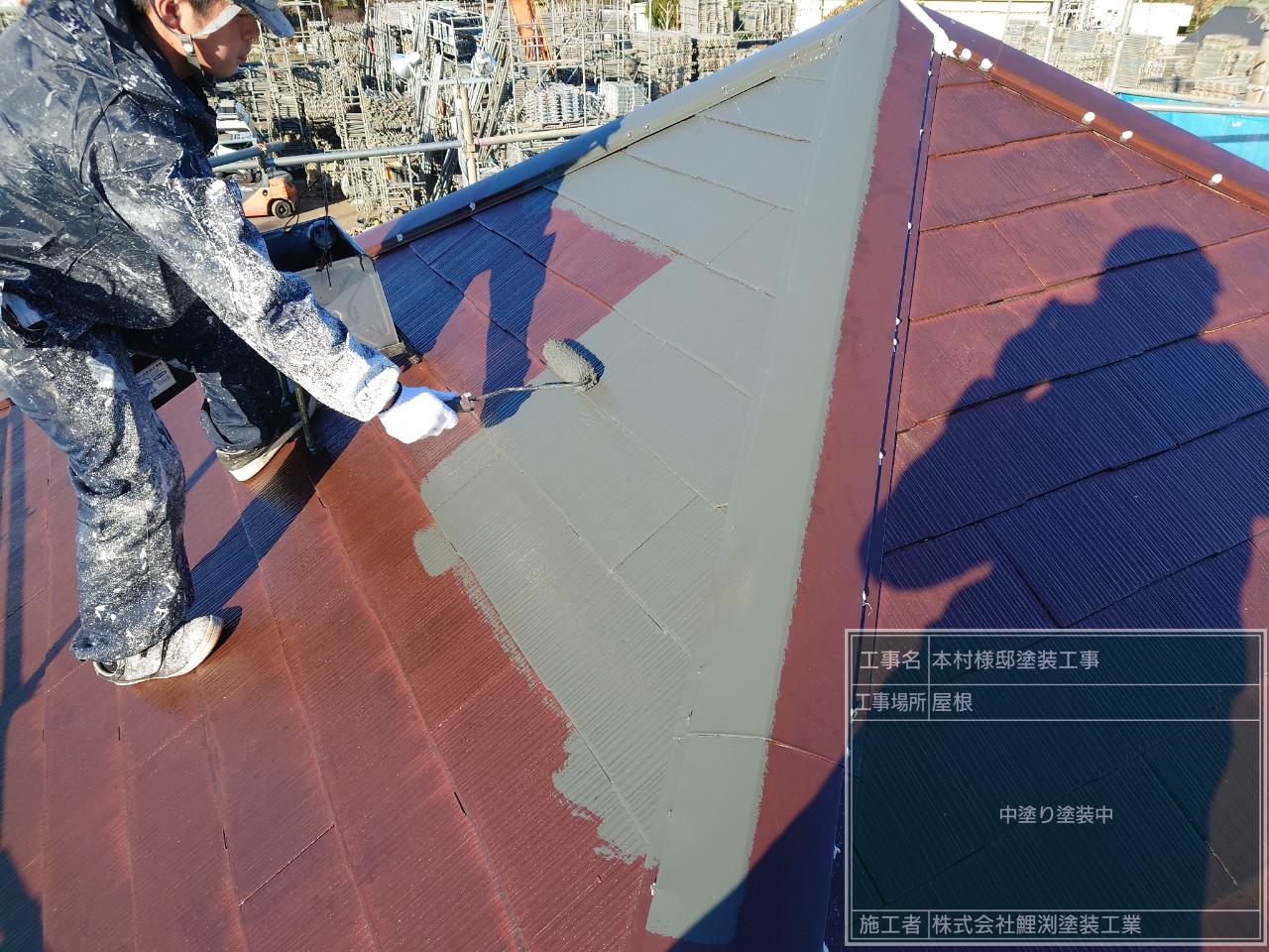 埼玉県坂戸市でタスペーサーの取り付けと、屋根の中塗り塗装をしました。