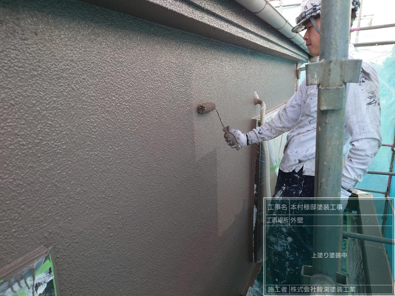 埼玉県坂戸市で外壁の上塗り塗装をしました。